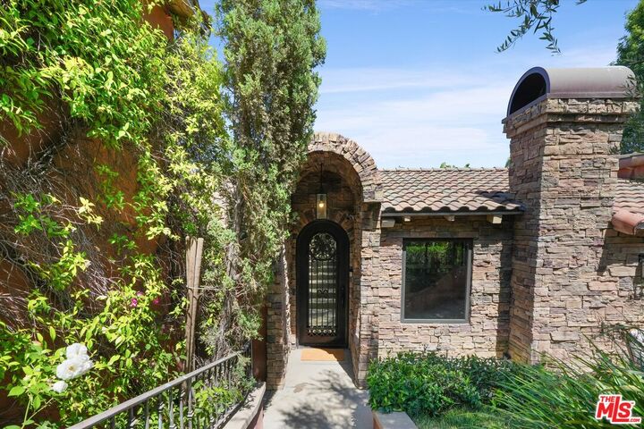 Property Photo: 3310 Bennett Dr CA 90068