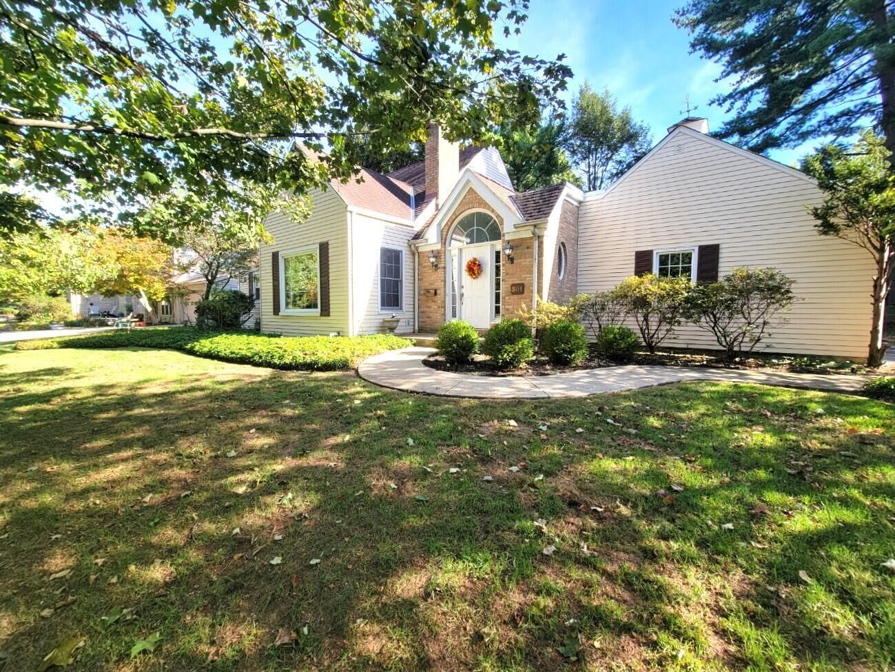 Property Photo: 301 W Riverglen Drive OH 43085