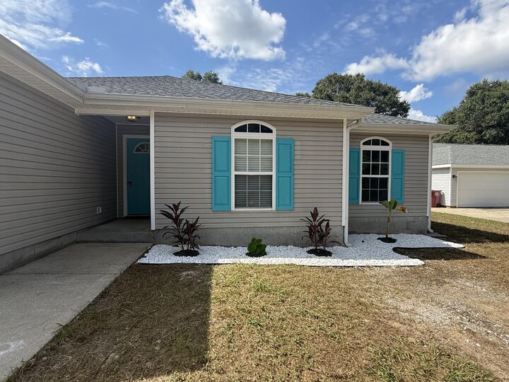 Property Photo: 329 Strawbridge Drive FL 32539