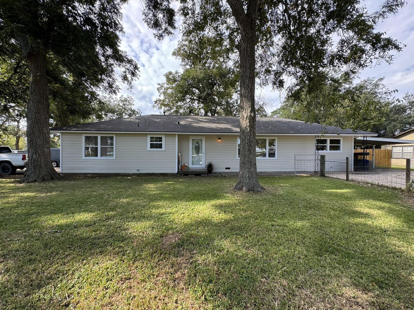 Property Photo:  703 N Elm Street  TX 77480 