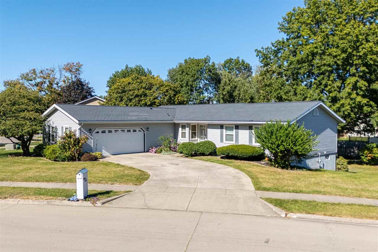 Property Photo: 1116 Briar Dr IA 52240