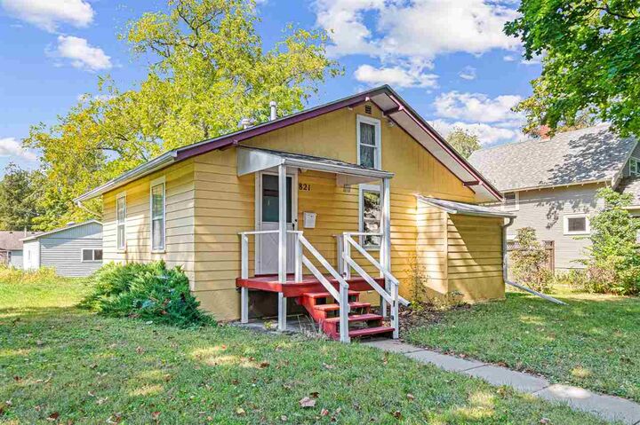 Property Photo: 821 Roosevelt IA 52245