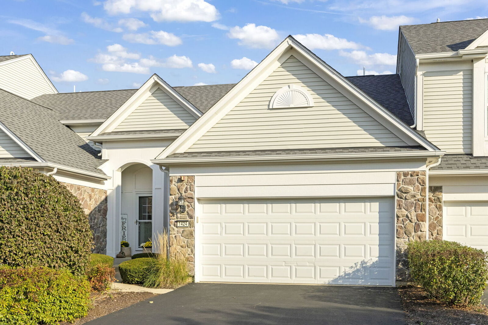 Property Photo:  1424 Crimson Lane  IL 60560 