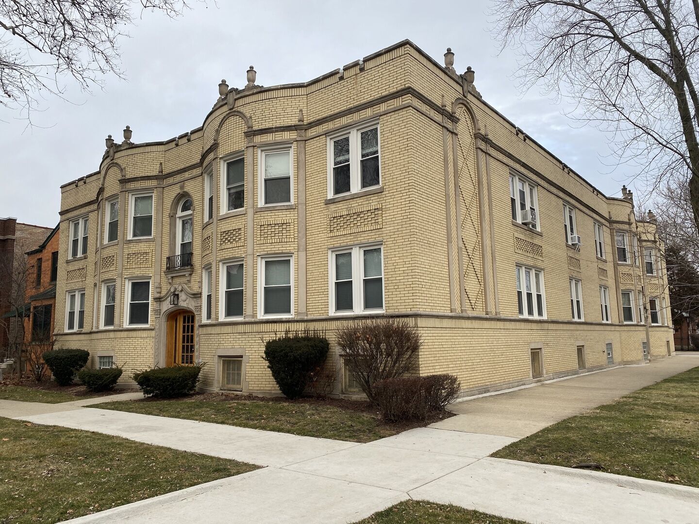 Property Photo: 2524 W Ardmore Avenue 1 IL 60659