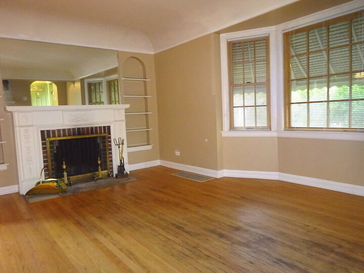 Property Photo: 7811 W Thorndale Avenue IL 60631