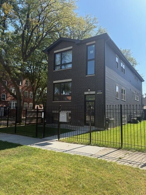 Property Photo: 5803 W Superior Street 3 IL 60644