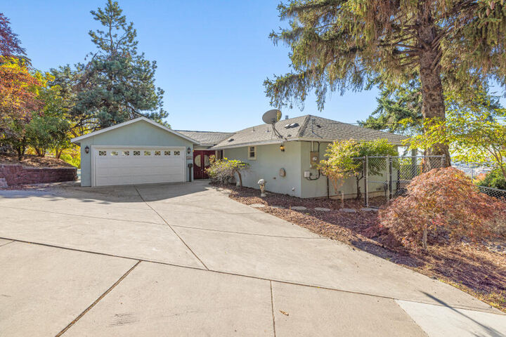 2050 Auburn Street  Klamath Falls OR 97601 photo