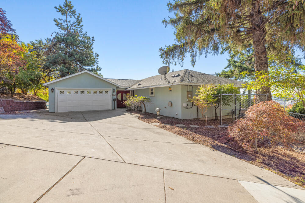 Property Photo: 2050 Auburn Street OR 97601