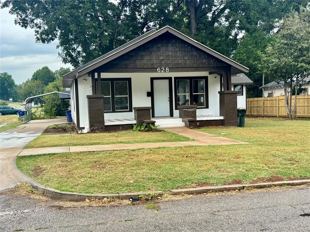 Property Photo: 628 S 12th Street OK 73018