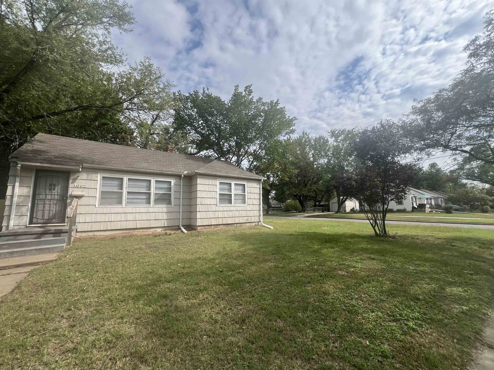 Property Photo: 1002 N Parkwood Ln KS 67208
