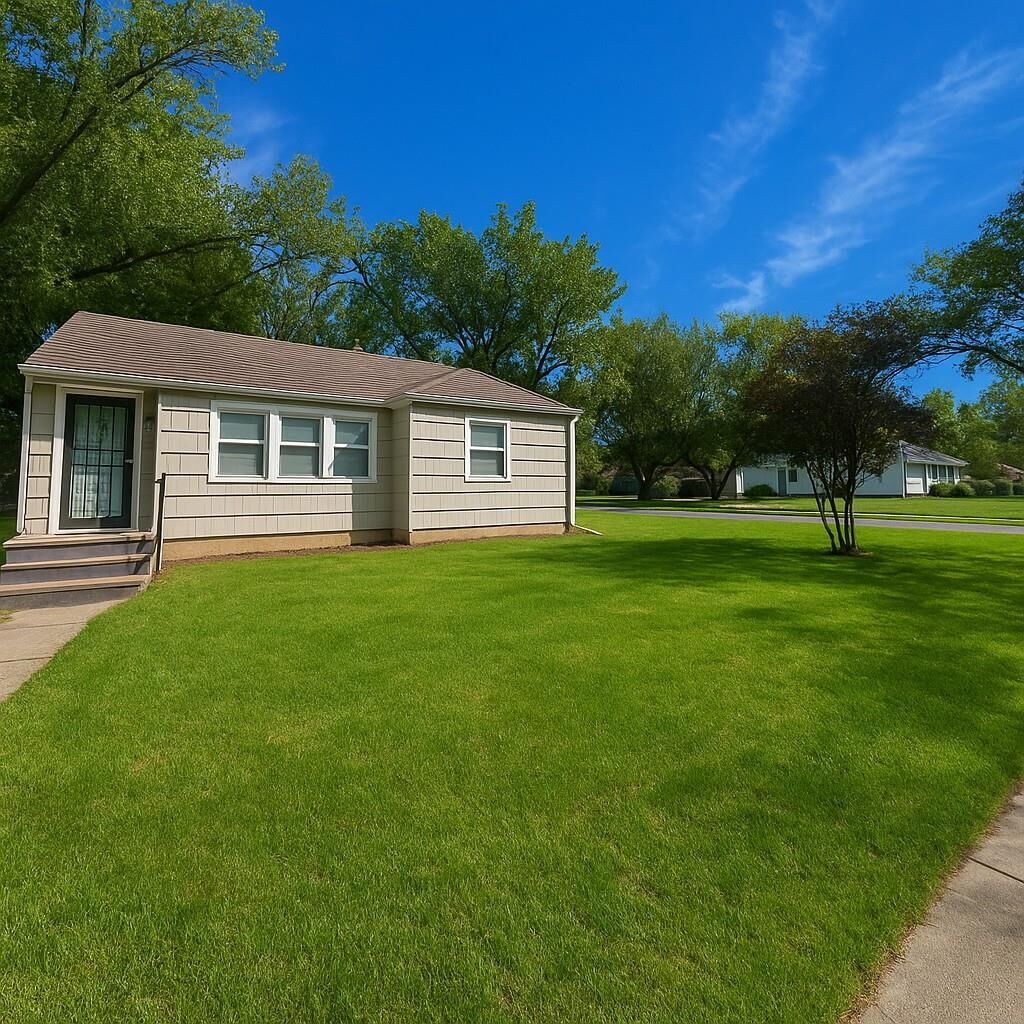 Property Photo:  1002 N Parkwood Ln  KS 67208 