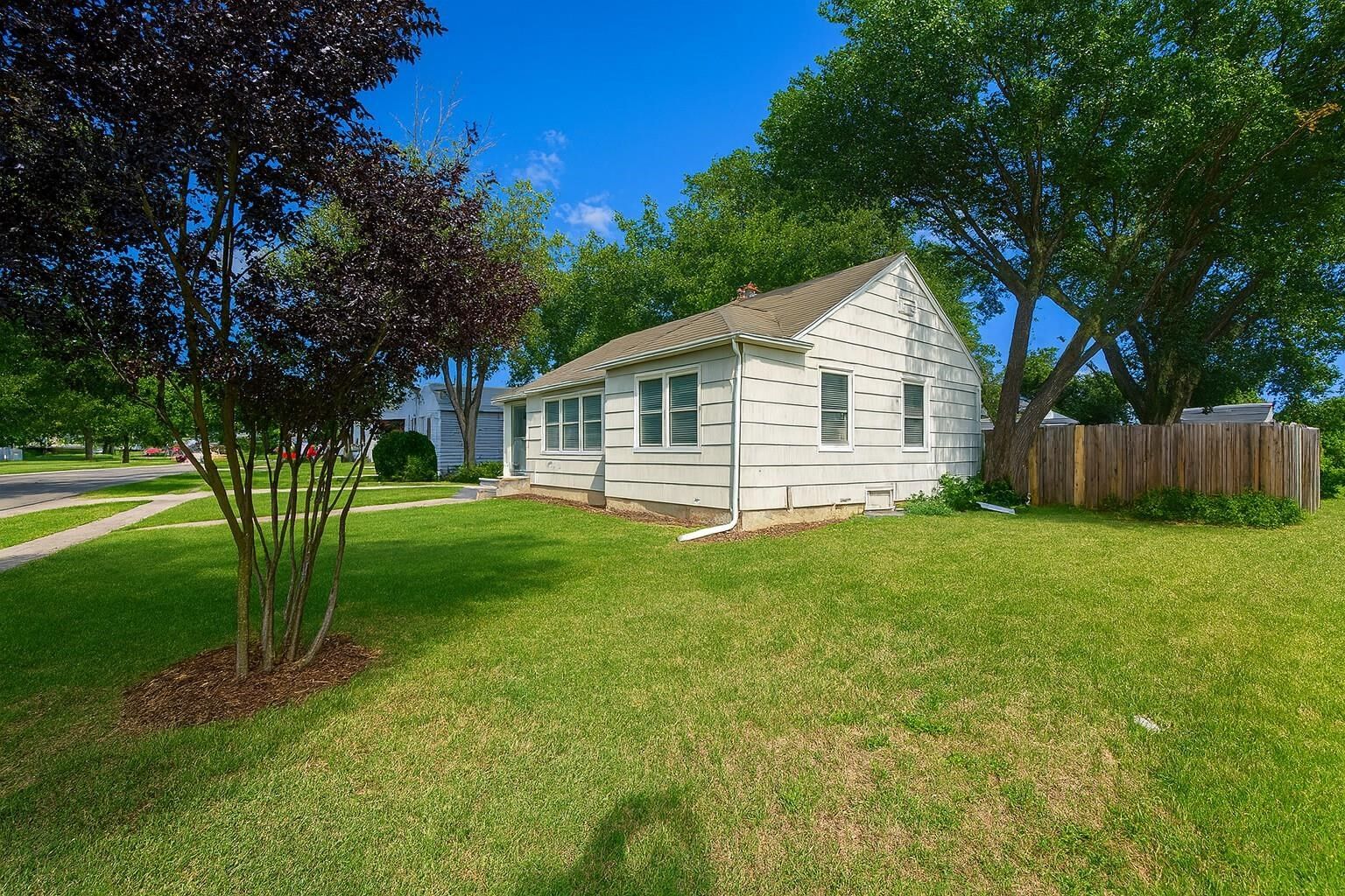 Property Photo: 1002 N Parkwood Ln KS 67208