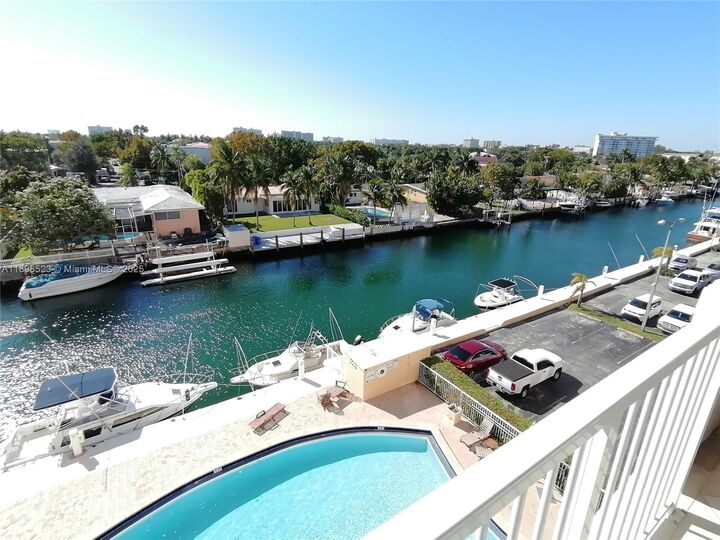 2020 NE 135th St 506  North Miami FL 33181 photo