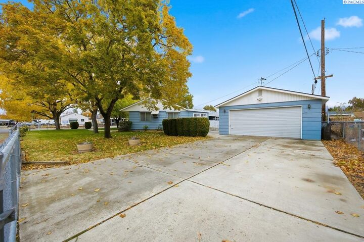Property Photo:  302 Rossell Ave  WA 99352 