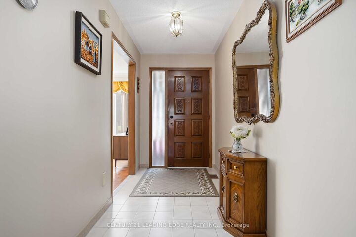 Property Photo:  52 Aspen Crescent  ON L4A 5C7