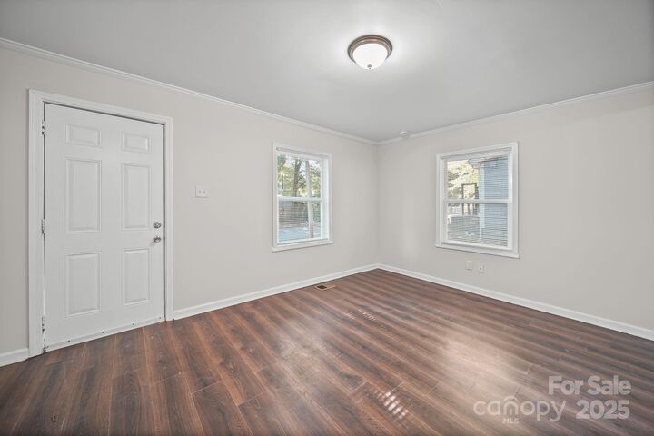 Property Photo: 1426 Beechwood Drive NC 28052