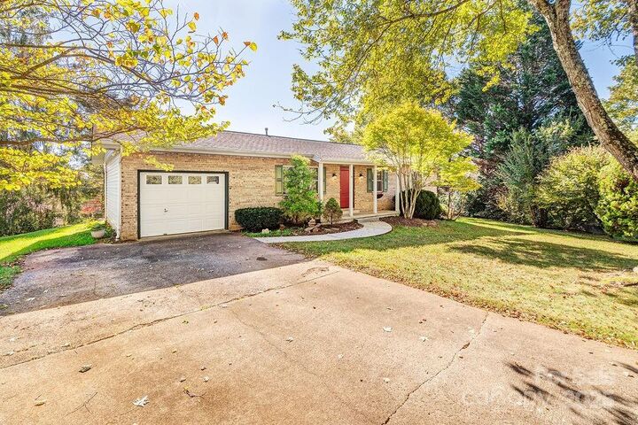 Property Photo: 9 Guinevere Court NC 28806