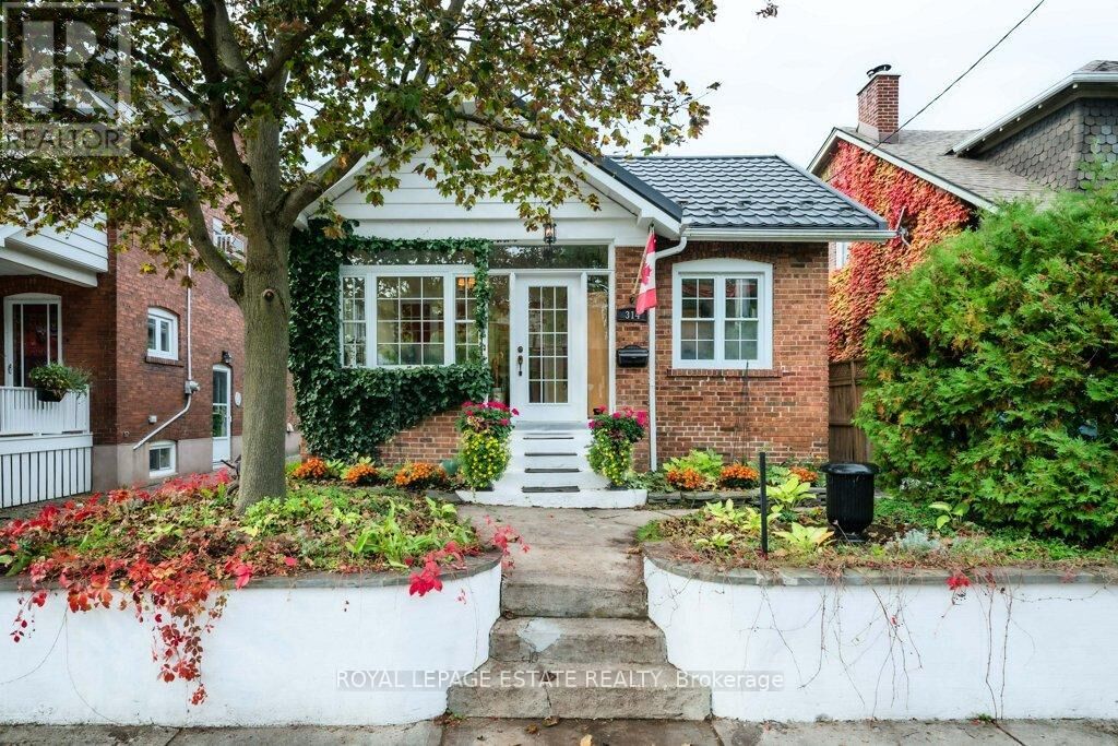 Property Photo:  314 Scarborough Road  ON M4E 3M8