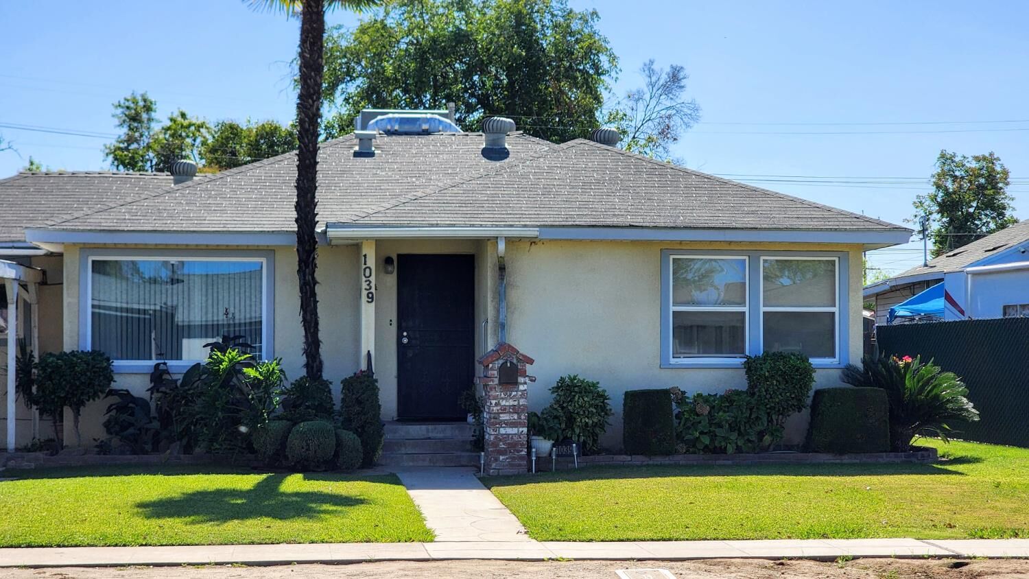 Property Photo: 1039 W Saginaw Way CA 93705