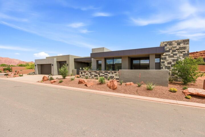 Property Photo: 2498 N La Casa Cir UT 84770
