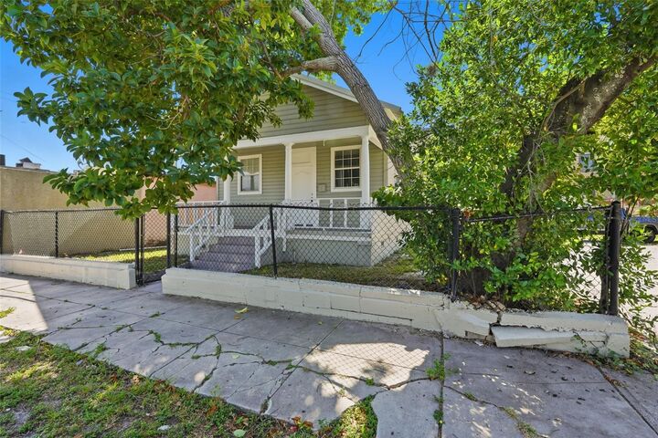 Property Photo: 2310 W Arch Street FL 33607