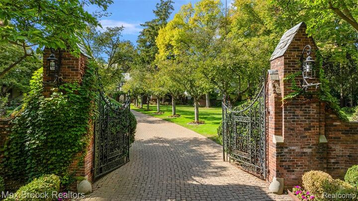 Property Photo: 931 Vaughan Road MI 48304 2670