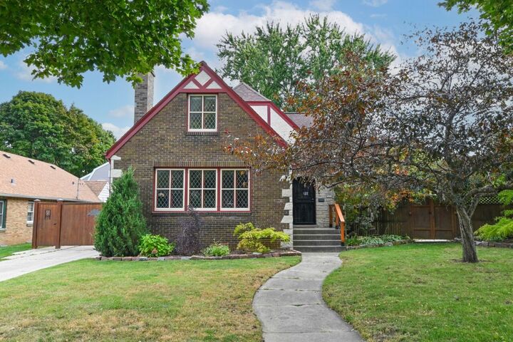 5211 W Wisconsin Ave 5217  Milwaukee WI 53208 photo