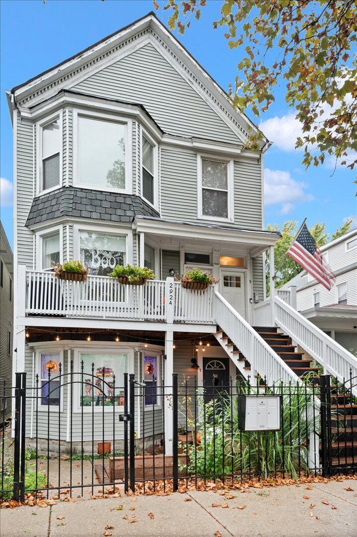 Property Photo: 2924 N Talman Avenue 3 IL 60618
