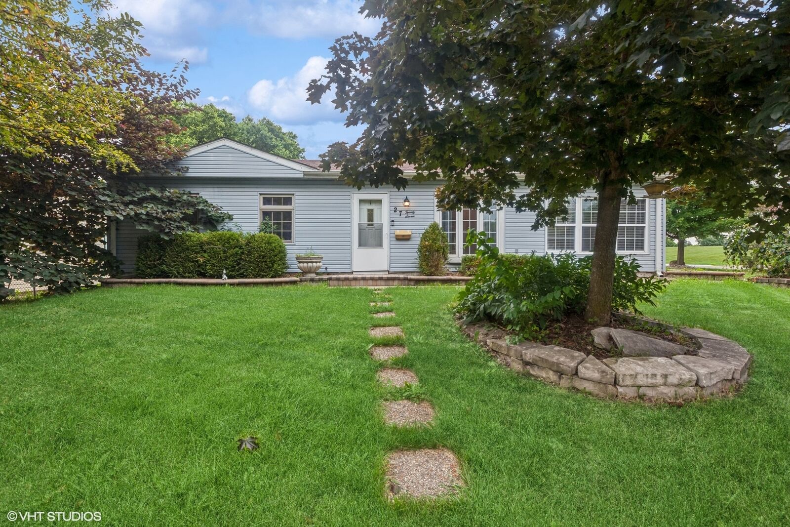 Property Photo: 27 Ridge Circle IL 60107