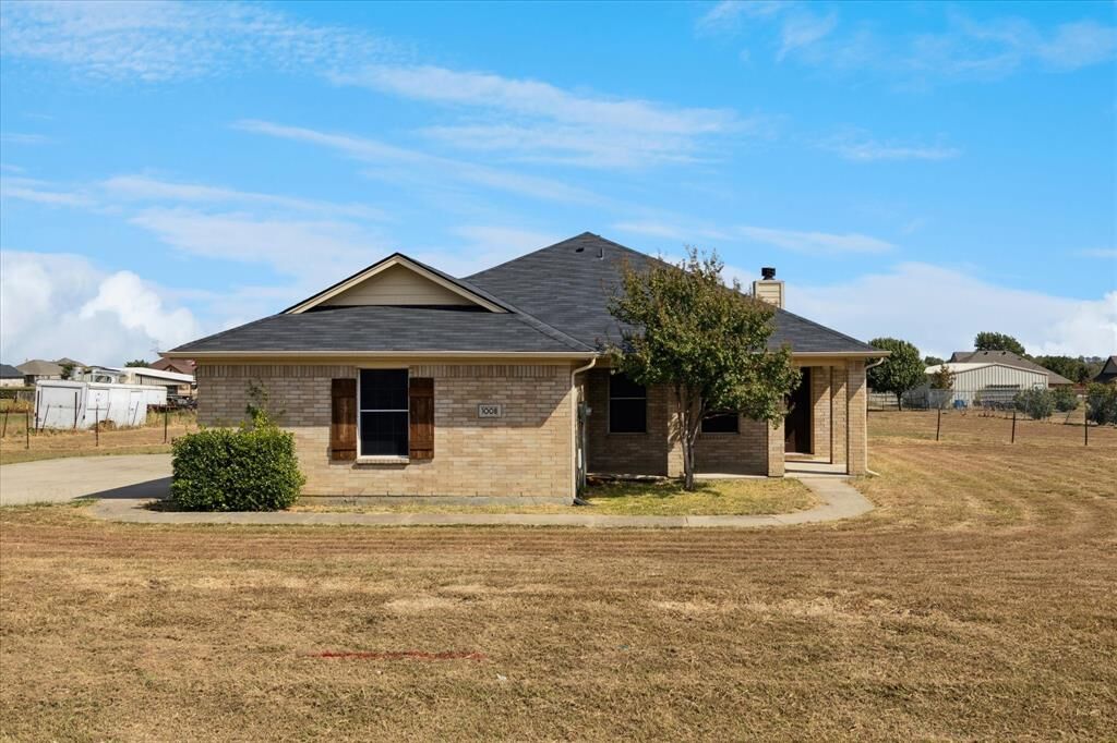 Property Photo: 1008 Chestnut Drive TX 76084