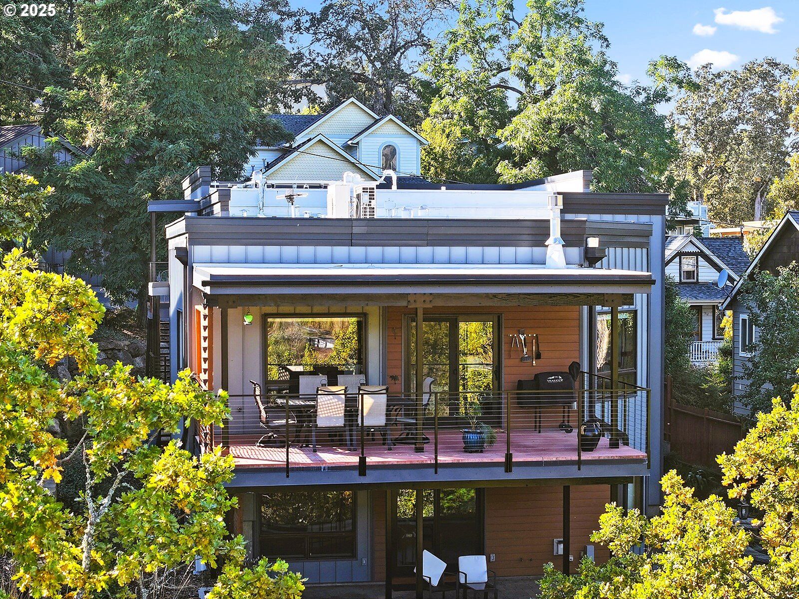 Property Photo: 515 E 4th St #2 OR 97031