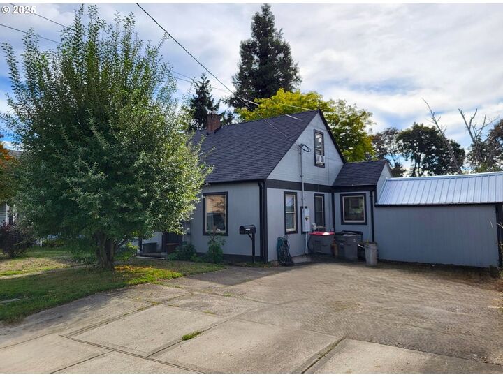 Property Photo: 634 E Main St OR 97378
