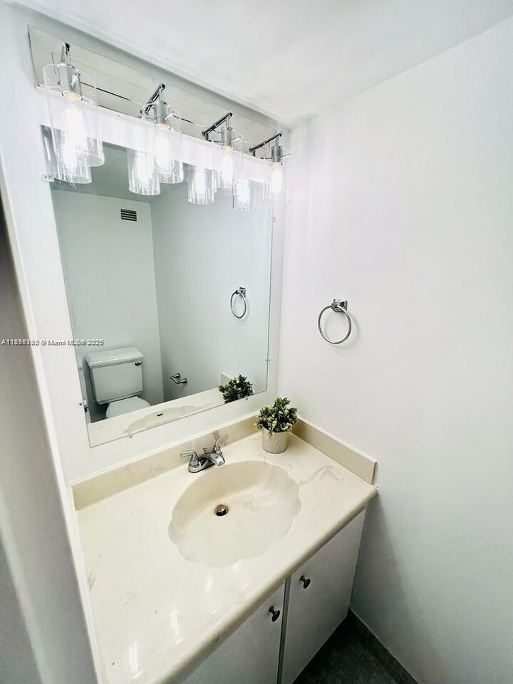 Property Photo: 800 Parkview Dr 605 FL 33009