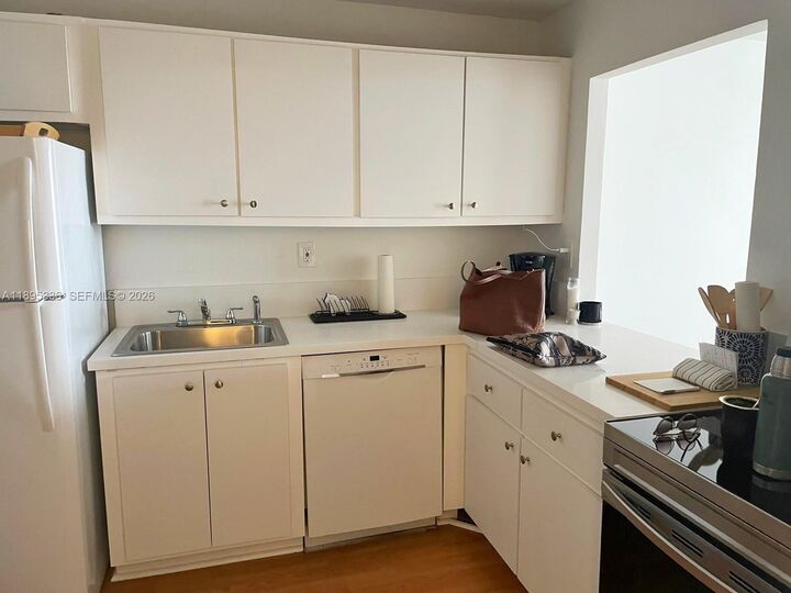 Property Photo:  800 Parkview Dr 605  FL 33009 