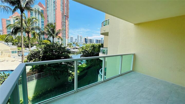 Property Photo: 3340 NE 190th St 403 FL 33180