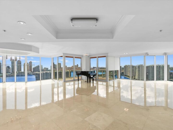 Property Photo: 3370 Hidden Bay Dr 3113 FL 33180