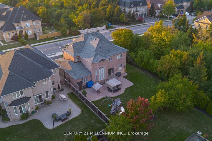 Property Photo: 29 Eiffel Boulevard ON L6P 1W3