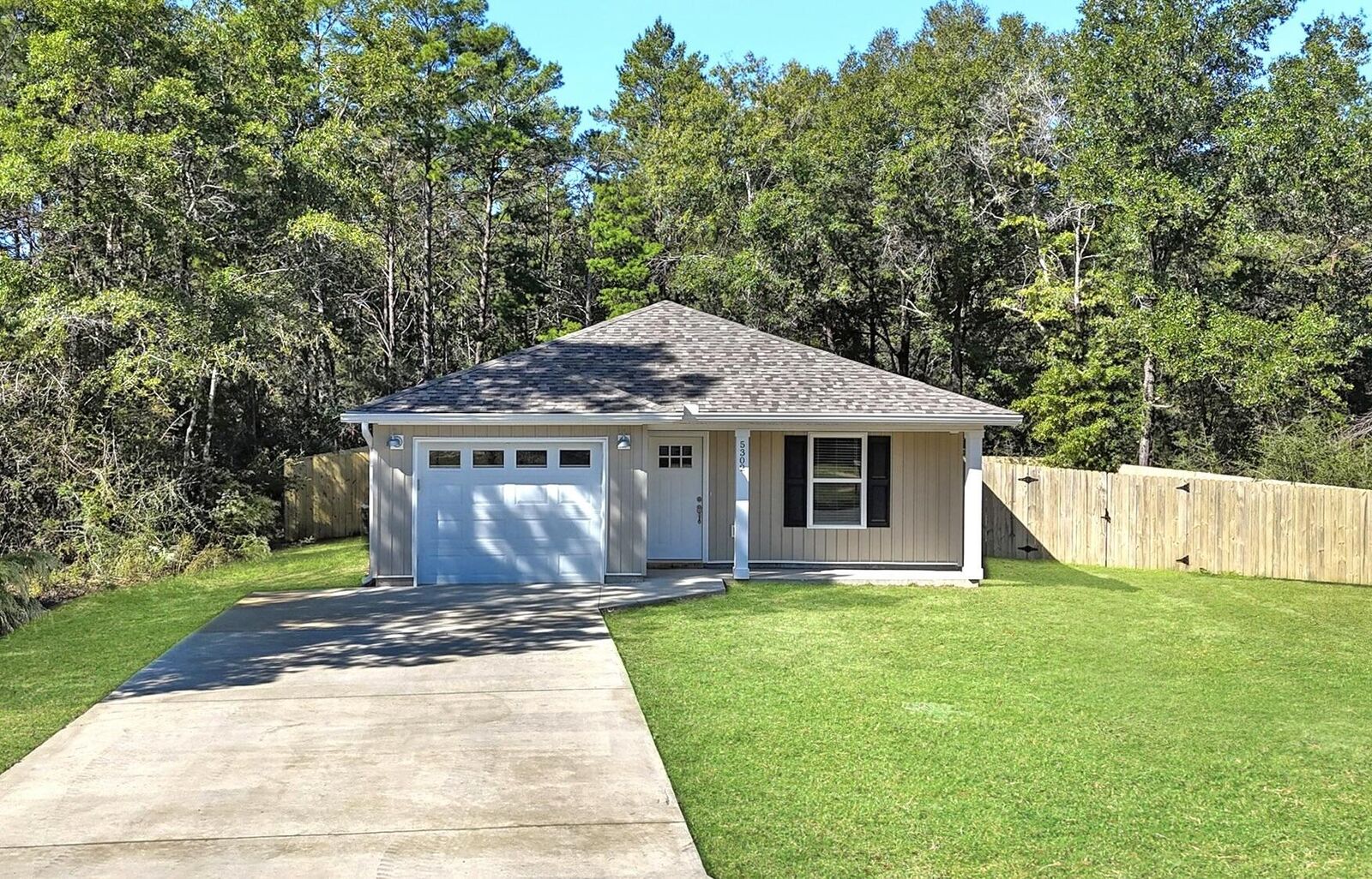 Property Photo: 5302 Kervin Road FL 32539