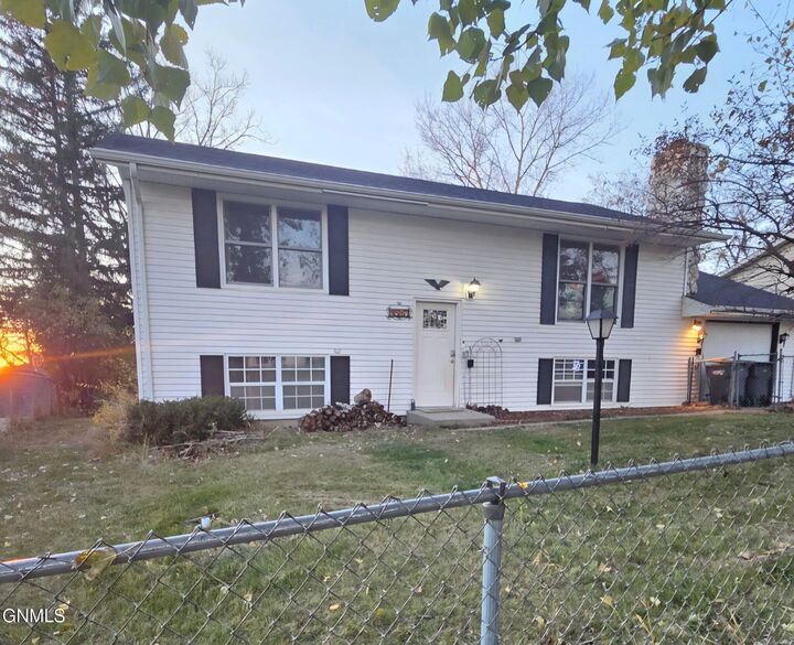 4813 Roughrider Circle E  Mandan ND 58554 photo