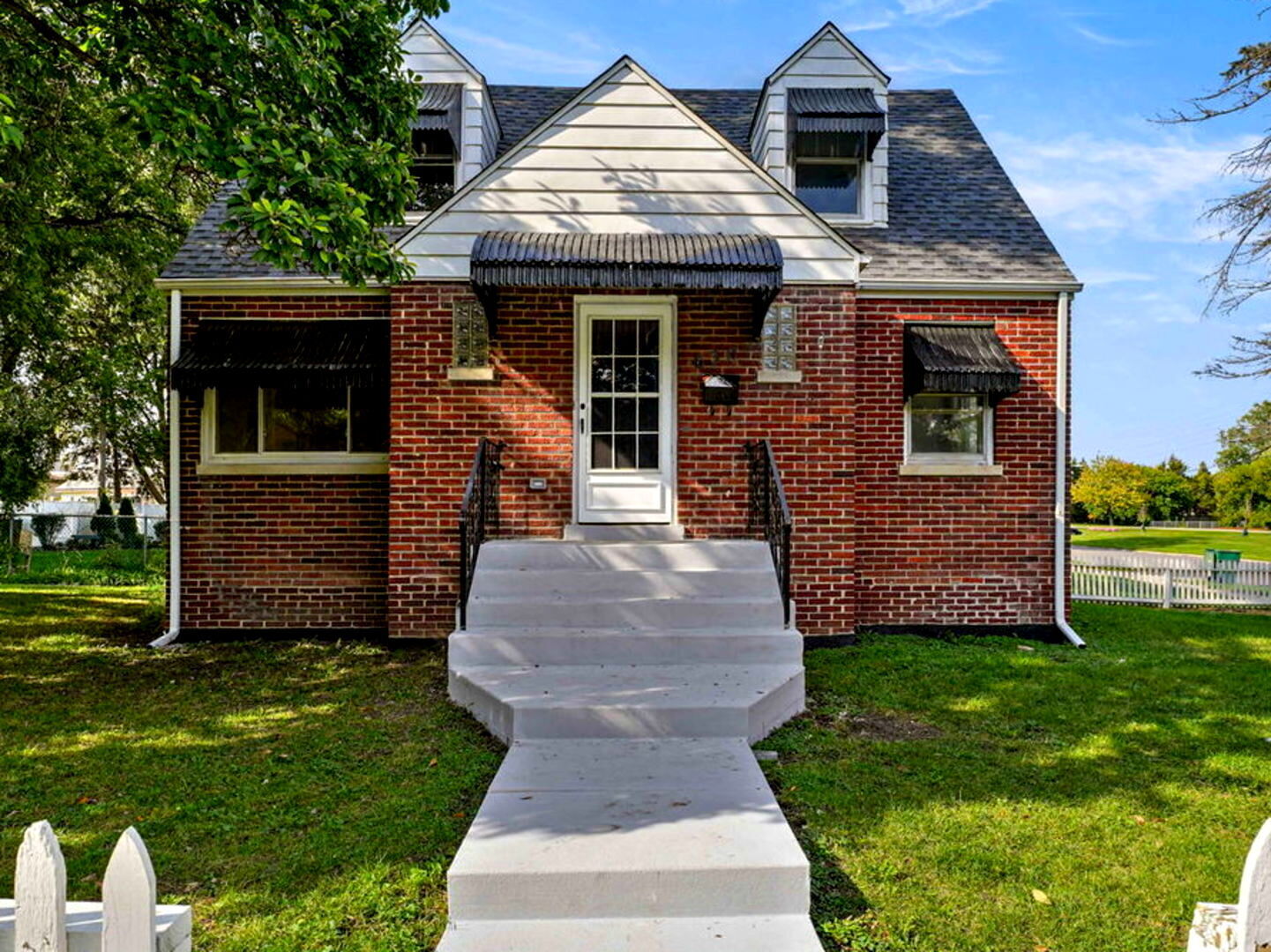 Property Photo:  630 E End Avenue  IL 60162