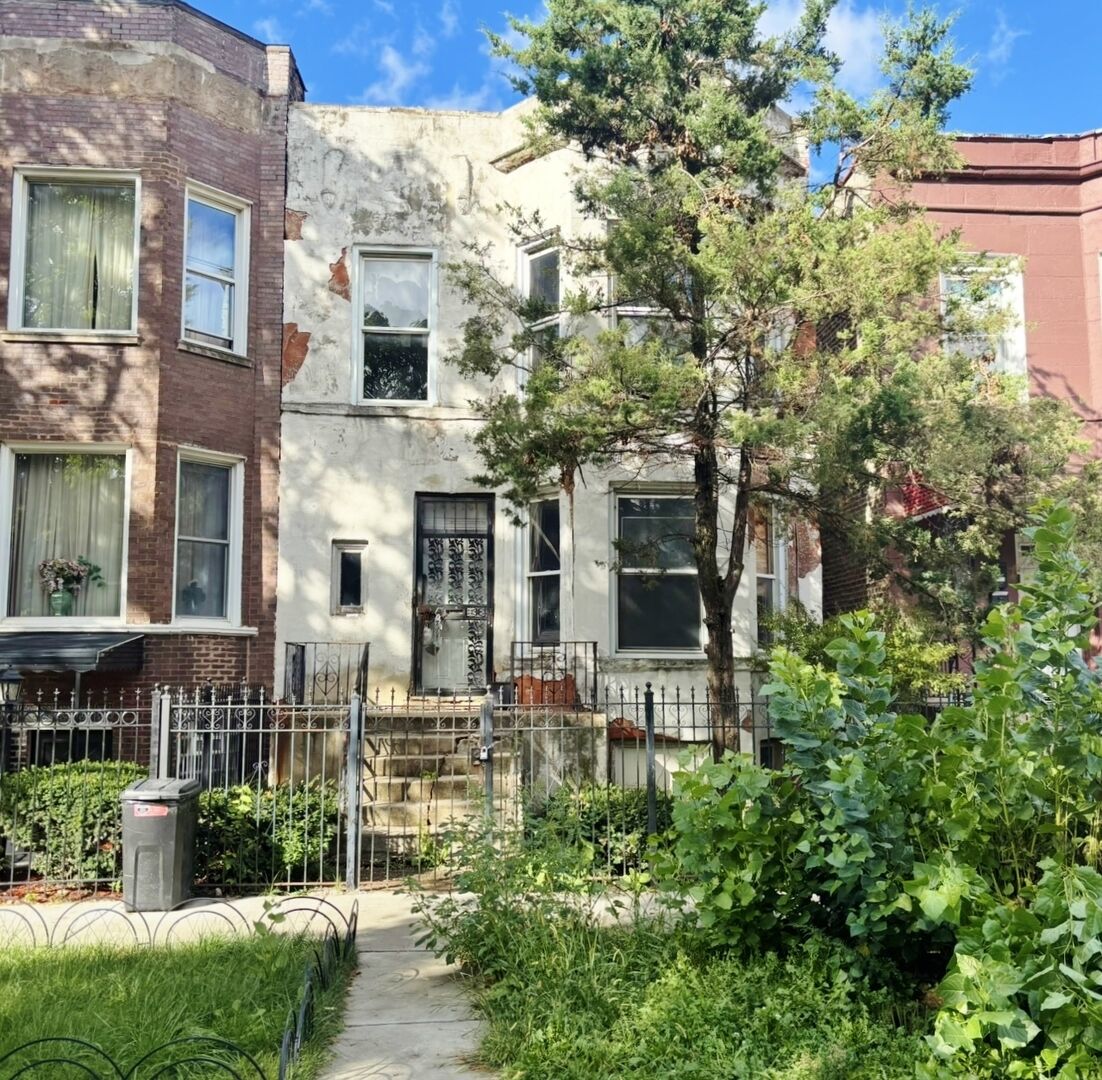 Property Photo:  4018 W Polk Street  IL 60624 
