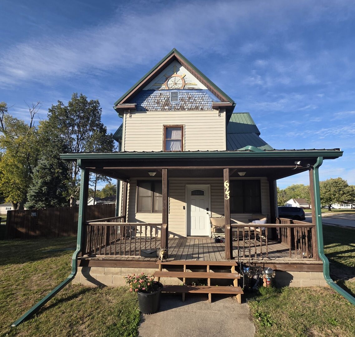 Property Photo:  623 E Clay Street  IL 61727