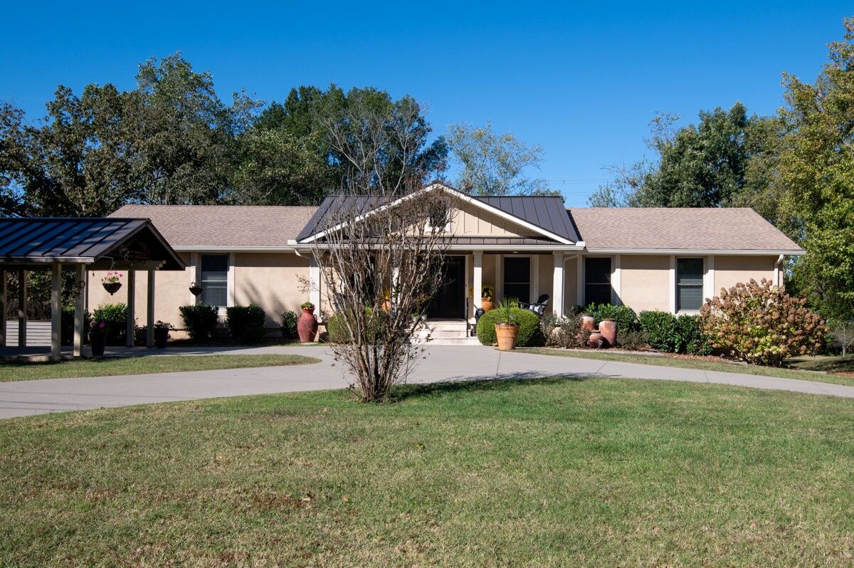 Property Photo:  318 W Lee Etta Dr  TN 37066