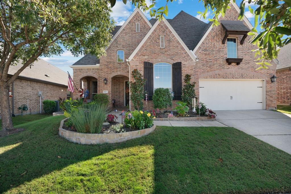 Property Photo: 8416 Cholla Boulevard TX 76226