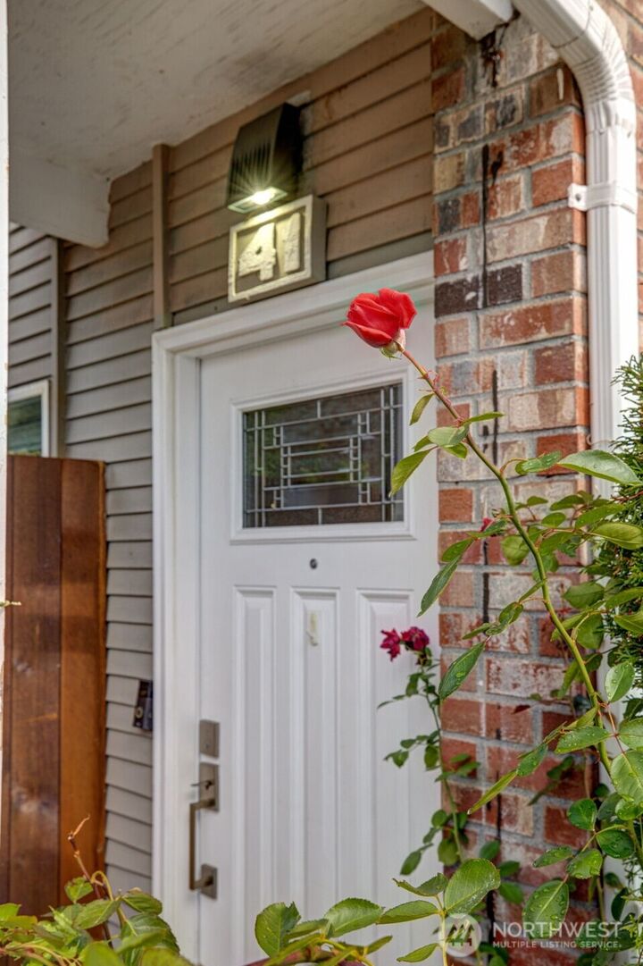 Property Photo: 12240 SE 60th Street 41 WA 98006