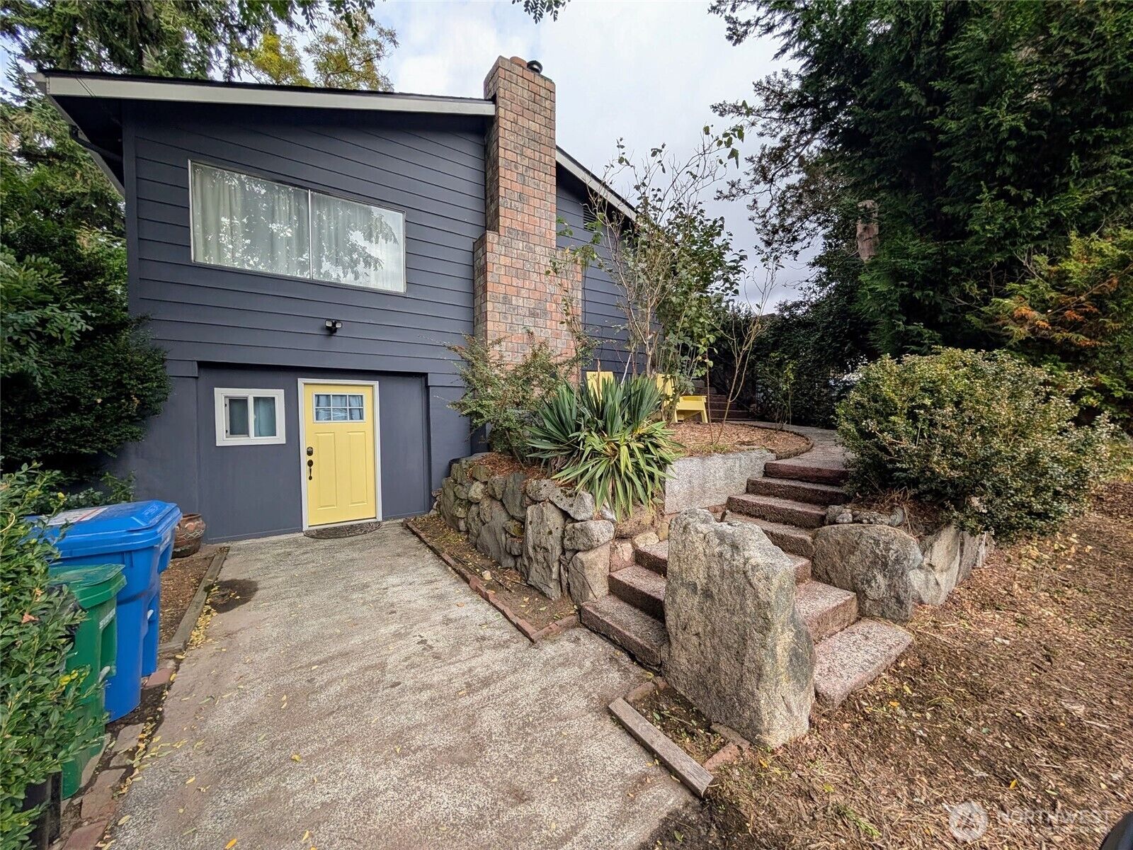Property Photo:  936 N 101 Street  WA 98133