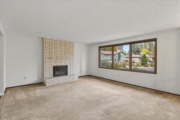 Property Photo: 11711 N Highwood Ct WA 99218