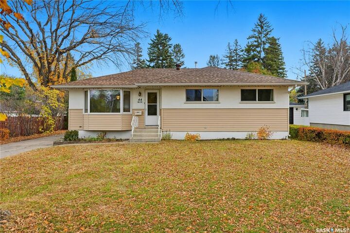 Property Photo:  44 Mills Crescent  SK S7J 0M7