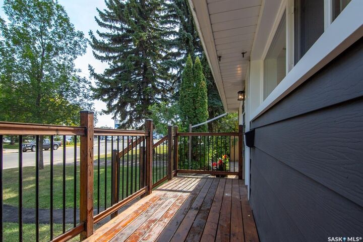 Property Photo:  2526 Broadway Avenue  SK S7J 0Z2 