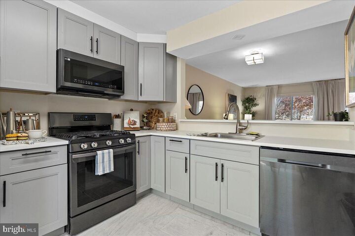 Property Photo: 2076 Bowline Loop VA 22192